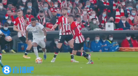 莱昂纳德单打布克，一把推开对方之后，露出了耐人寻味的小表情